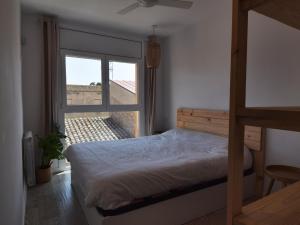 a bedroom with a bed and a window at Apartament Monticalvari in Sant Feliu de Guíxols