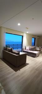 Postel nebo postele na pokoji v ubytování Blue Seaview Suites