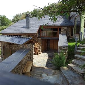 eine Außenansicht eines Hauses mit einer Terrasse in der Unterkunft Casa do Bico in Becerreá