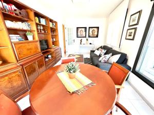 uma sala de estar com uma mesa e um sofá em Apartamentos Faro da Rocha em O Grove