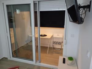 A television and/or entertainment centre at MAGO APARTMENTS
