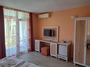 TV a/nebo společenská místnost v ubytování Copacabana Hotel