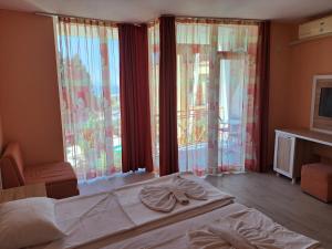 Postel nebo postele na pokoji v ubytování Copacabana Hotel