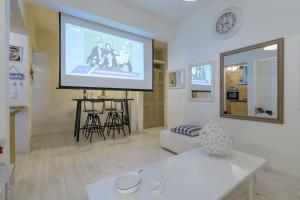 Πολύ όμορφο και ζεστό διαμέρισμα. في أثينا: غرفة معيشة مع تلفزيون بشاشة مسطحة على الحائط