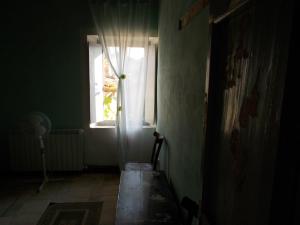Habitación oscura con ventana y escalera en La Neviera Nel Pozzo en Offida