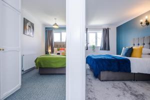 A bed or beds in a room at Family friendly 3-bed home with free parking on site