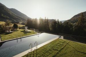 una piscina con vista sulla montagna di Hotel Digon a Ortisei