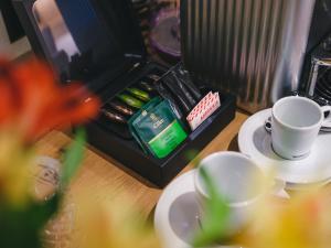 Příslušenství pro přípravu čaje a kávy v ubytování Hotel Tannenhof
