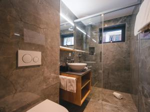 Ett badrum på Hotel Tannenhof