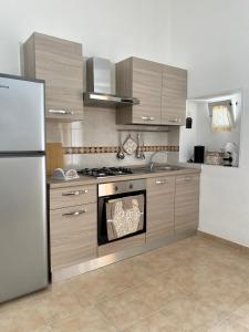 een keuken met een fornuis en een koelkast bij La Casa di Nonna Nina in Carovigno