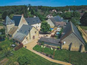 uma vista aérea de uma grande casa de pedra em Le Petit Nançay em Thénioux