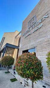 une femme marchant devant un bâtiment dans l'établissement Hotel Ehden, à Ehden