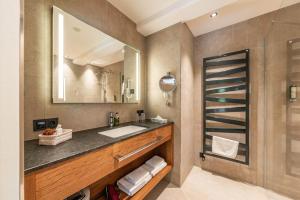 Bilik mandi di Hotel Pramstraller