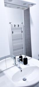 un baño con lavabo y espejo en APARTMA GALEB, en Piran