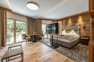 Pokój hotelowy z łóżkiem i biurkiem w obiekcie Hotel Pramstraller w Mayrhofen