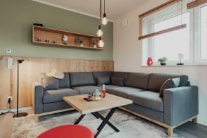 sala de estar con sofá y mesa en Fewo Eisvogel Haus Baltrum, en Hooksiel
