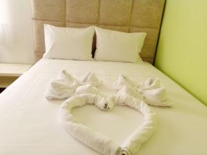A bed or beds in a room at 360 Panorama House - Gazing at Horizon and the Stars of the Galaxy in the night - Fresh Cool breeze most of the time - just 7 min from the beach