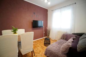 扎达尔A&N Zadar的客厅里有一张桌子和一张沙发