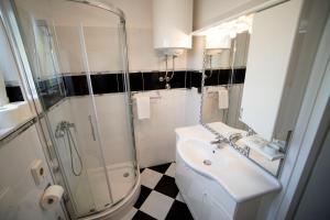 扎达尔A&N Zadar的带淋浴、水槽和马桶的浴室 更多32张照片