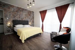 扎达尔A&N Zadar的一间卧室，里面有一张床和一扇大窗户。