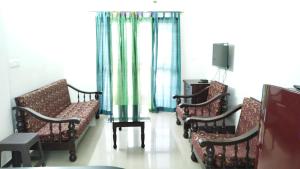 una sala de espera con una fila de sillas y cortinas en Seacoast Retreat- Lovely 2 BHK apartment with pool, en Varca