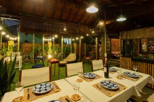 einen Tisch mit Tellern und Weingläsern auf einer Terrasse in der Unterkunft Chez Xuan - Private Villa Hoian in Hoi An