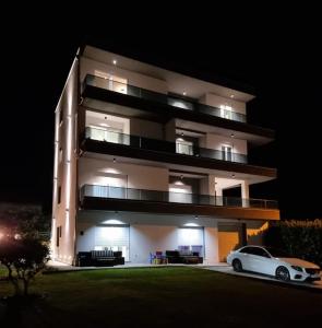 un edificio con un coche aparcado delante de él en Apartments Taratta 1, en Trogir