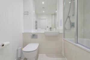 Bathroom sa Luxury penthouse with stunning views near Canary Wharf