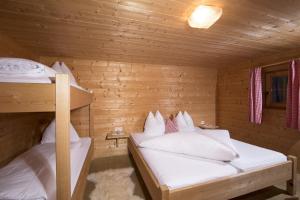 Posteľ alebo postele v izbe v ubytovaní Hütte - Ferienhaus Bischoferhütte für 2-10 Personen