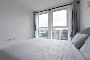 Giường trong phòng chung tại Luxury penthouse with stunning views near Canary Wharf