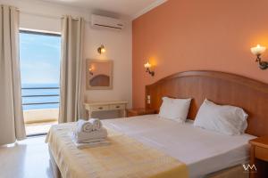 Llit o llits en una habitació de Arilla Beach Hotel