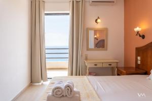 Llit o llits en una habitació de Arilla Beach Hotel