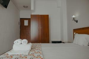 Llit o llits en una habitació de Arilla Beach Hotel