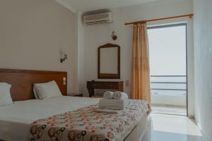 Llit o llits en una habitació de Arilla Beach Hotel