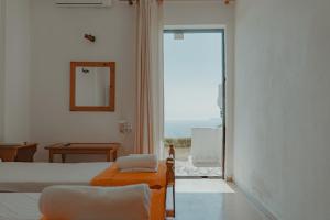 Llit o llits en una habitació de Arilla Beach Hotel