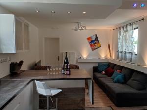 een woonkamer met een bank en een tafel bij Rêve de Bulles T3=62m2 in Châlons-en-Champagne