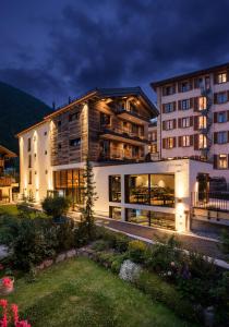 un grand bâtiment avec beaucoup de fenêtres dans l'établissement Hotel Tannenhof, à Zermatt