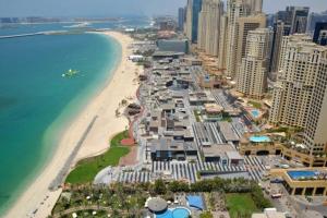 Gallery image of LARGE 1BR APARTMENT with SPACIOUS BALCONY OVERLOOKING THE DUBAI MARINA in Dubai