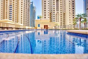 Gallery image of LARGE 1BR APARTMENT with SPACIOUS BALCONY OVERLOOKING THE DUBAI MARINA in Dubai