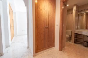 y baño con aseo y armario de madera. en Blue Marine Gardens I with Pool, en La Herradura 15 fotos más