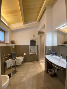 ソヴァナにあるFattoria dei Cavalieriのバスルーム(バスタブ、洗面台、トイレ付)
