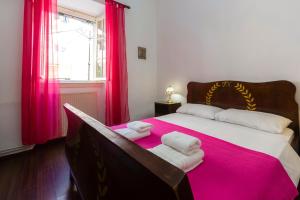 ein Schlafzimmer mit einem großen Bett mit roten Vorhängen in der Unterkunft Campiello Apartments in Korfu-Stadt