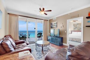 un soggiorno con divano e letto di Tropic Winds 1104 a Panama City Beach