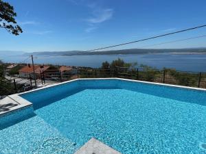 una piscina con vistas al agua en Vila - Mimi en Dramalj