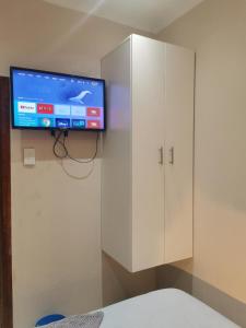 Televisyen dan/atau pusat hiburan di Sunrise Lodge