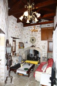 sala de estar con sofá y chimenea en Traditional Cretan Houses,Agios Myronas en Agios Myronas