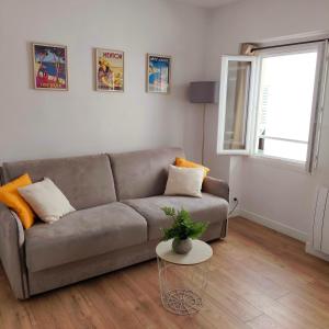a living room with a couch and a table at Joli studio dans le coeur de Menton in Menton