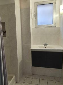 bagno con lavandino e finestra di Appartement au n°1 centre d'Avranches ad Avranches
