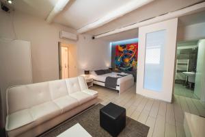 un soggiorno con un divano bianco e un tavolo di Villino Erminia - Seaside Art b&b a Pizzo