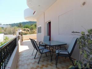 een patio met een tafel en stoelen op een balkon bij Villa Sofia in Ialyssos